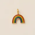 Dettaglio di un ciondolo arcobaleno in smalto colorato con cornice in acciaio dorato - Six-Color Enamel Rainbow Pendant / Colorato