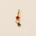 Dettaglio di ciondolo in acciaio inox con tre stelle smaltate rosse, bianche e blu - Three-Color Stacked Star Pendant / Rosso Bianco Blu