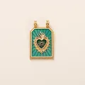 Détail d'un pendentif style tarot avec cœur enflammé et œil en émail vert. Finition dorée. - Pendentif Sacré-Cœur Bleu