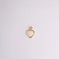Vue détaillée d'un pendentif en forme de cœur minimaliste avec bordure en acier doré - Pendentif Cœur Blanc