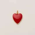 Gros plan d'un élégant pendentif en forme de cœur en émail rouge et acier inoxydable doré - Pendentif Coeur Rouge