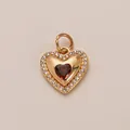 Détail d'un pendentif cœur en or avec une pierre centrale rouge et des micro-cristaux - Pendentif Cœur d'Amour