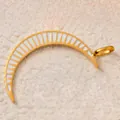 Vista macro dettagliata di un ciondolo a forma di mezzaluna dorato con smalto bianco - Minimalist Enamel Crescent Pendant / Oro Bianco