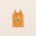 Vue détaillée d'un pendentif tarot cœur sacré en émail orange en acier inoxydable. - Pendentif Sacré-Cœur Jaune