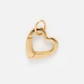 Primo piano di un ciondolo a cuore in acciaio inossidabile dorato con finitura liscia - Anello Aperto a Cuore