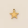 Dettaglio macro di un ciondolo a stella minimalista in acciaio inox dorato per gioielli fai-da-te. - Dual Craft Pentagram Pendant / Oro