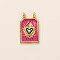 Vue détaillée d'un pendentif cœur sacré rectangulaire en émail rose et vert doré à l'or - Pendentif Sacré-Cœur Rose
