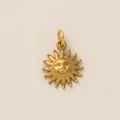 Vista ravvicinata di un ciondolo a sole placcato oro con un volto celeste intagliato - Vintage Sun Face Matte Pendant / Oro