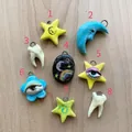 Ciondoli artigianali con stelle, lune, occhi e denti su sfondo in legno naturale - 1 Ciondolo Stella Luna