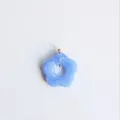 Nahaufnahme eines blau marmorierten hohlen Blumenanhängers mit Goldöse - Anhänger Ohne Kette (Blauer Blumenanhänger) / Blau