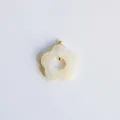Detaillierte Makroaufnahme eines milchig-weißen Blumenanhängers aus Harz mit Gold - Anhänger Ohne Kette (Weißer Blumenanhänger) / Weiß
