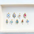 Detailansicht von neun bunten Emaille-Anhängern aus Edelstahl mit nautischen und floralen Motiven - Blau Blume Anhänger Ohne Kette