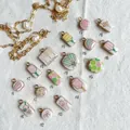 Nahaufnahme von sechzehn bunten Keramik-Anhängern für die DIY-Schmuckherstellung - Anhänger Ohne Kette - Hamburger Form / Gold