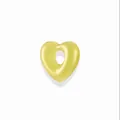 Macro-detail van een gele hartvormige hanger met gat in het midden voor DIY-sieraden - Groen hart hanger