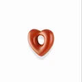 Gedetailleerd overzicht van een gepolijste rode hart hanger met gat voor DIY sieraden maken. - Rode Hart Hanger