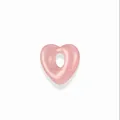 Detailopname van een roze hartvormige hanger met gat voor DIY-ketting sieraden - Roze Hart Hanger
