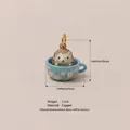 Dettaglio ravvicinato di un ciondolo a tazza con riccio, dimensioni 14 mm e 17 mm - riccio / Oro
