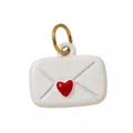 Dettaglio macro di un ciondolo a busta con cuore in smalto bianco e anello oro - Ciondolo a Busta / Bianco
