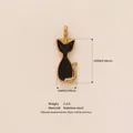 Pendentif chat en acier inoxydable doré avec insert en émail noir pour colliers - Chat noir