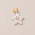 Minimalistische witte ster hanger met rood spiraalpatroon en gouden verbindingsring - Witte Ster Spiraal Hanger