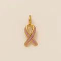 Gros plan du pendentif ruban rose plaqué or avec une finition en émail lisse. - Nœud de Ruban Rose