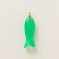 Dettaglio macro di un ciondolo a forma di pesce verde traslucido con anello d'oro. - Pesce Verde / Verde