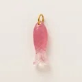 Vista macro di un accessorio fai-da-te a forma di pesce rosa traslucido con anello d'oro - Pesce rosa / Rosa