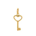 Gros plan d'un pendentif clé en forme de cœur doré pour colliers - Clé