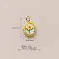 Vue détaillée du pendentif fleur en émail montrant les dimensions 17mm x 12mm et 4,4g. - Style 10 Marguerite Ovale