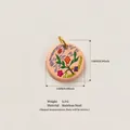 Vue détaillée d'un pendentif floral rond de 15 mm en acier inoxydable plaqué or 18 carats. - Pendentif Fleur No 3