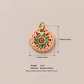 Vue détaillée d'un pendentif rond en émail montrant la taille de 15mm - Pendentif Engrenage Solaire No 4