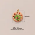 Vue détaillée d'un pendentif rond en acier inoxydable de 15 mm avec motif floral vert. - Pendentif Engrenage Solaire No 6