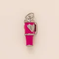 Primer plano detallado de un colgante de acero inoxidable esmaltado rosa con forma de taza y corazón - Taza de Corazón