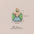 Vue détaillée d'un pendentif enveloppe carré de 15 mm avec dimensions du produit - Pendentif Enveloppe