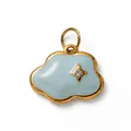 Vista macro dettagliata di un ciondolo a nuvola in smalto blu con bordo dorato e strass. - Ciondolo Nuvola