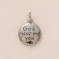 Vista detallada de colgante redondo de acero con grabado God gave me you - Etiqueta Ovalada