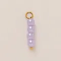 Detail eines lavendelfarbenen Perlen-Schuhanhängers mit vergoldetem Edelstahlring - Nr. 7 Violett Jade-Look String