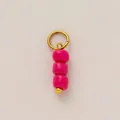 Detailweergave van schoenhanger met roze kralen en goud vacuümgeplateerde roestvrijstalen ring - Nr.8 Rozerood Jade-Look String