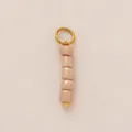 Detailweergave van een vergulde roestvrijstalen schoenhanger met roze kralen - Nr.10 Lavendel Jade Strand