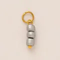 Detailopname van een roestvrijstalen schoenhanger met drie zilveren kralen - Nr.12 Lichtblauw Jade-Look String