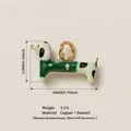 Pendentif teckel en émail vert et anneau doré, détails de taille 11x20mm - Pendentif Chien Habillé