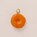 Vue macro d'un pendentif en forme de donut orange glacé pour bijoux DIY - Pendentif Donut / Donut Orange