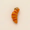 Dettaglio ravvicinato di un ciondolo a forma di croissant realistico per gioielli fai-da-te - Ciondolo A Forma Di Croissant Marrone 10