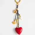 Détail d'un porte-clés de mode avec des breloques cœur rouge et œil protecteur. - Pendentif Coeur Rouge