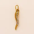 Dettaglio di un ciondolo a forma di peperoncino in acciaio dorato con strass bianchi - Peperoncino (Intarsiato con Strass)