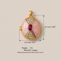 Gedetailleerde macro-opname van Fabergé-stijl emaille hanger met afmetingen en gewicht - Roze Medaillon met Rode Edelsteen
