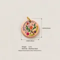 Detailansicht eines runden Blumen-Emaille-Anhängers aus Edelstahl mit 15mm Maßen. - Nr. 3 Blumen-Anhänger