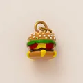 Vista macro di un ciondolo a forma di hamburger in acciaio inossidabile placcato oro 18K. - Ciondolo Hamburger d'Oro