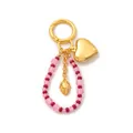 Vue détaillée d'un porte-clés cœur doré avec une boucle de perles roses et rouges. - Style Fraise Cœur Rose