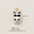 Detailansicht eines Panda-Anhängers aus Kupfer mit Maßen von 16 mm und Gewicht 4,9 g. - Panda Anhänger